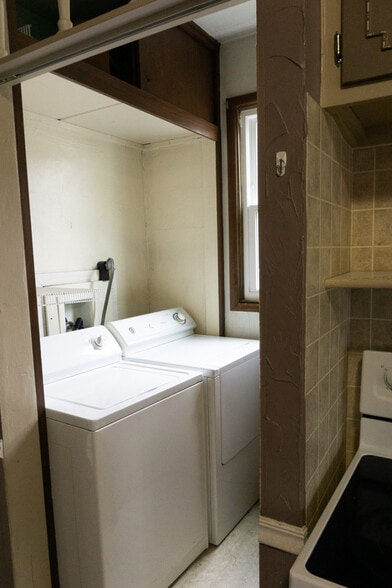 View of laundry units - 622 End Ct