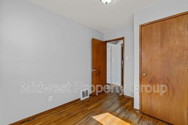 Building Photo - 405 Cameron Rd