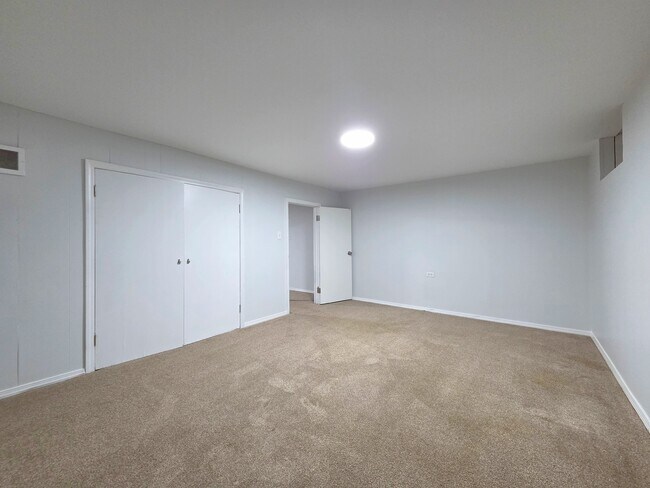 Building Photo - 29 E Lake Shore Dr