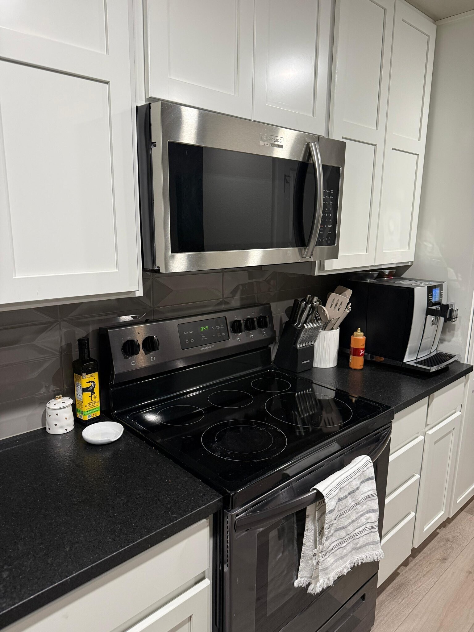 Building Photo - 827 Schlagel St