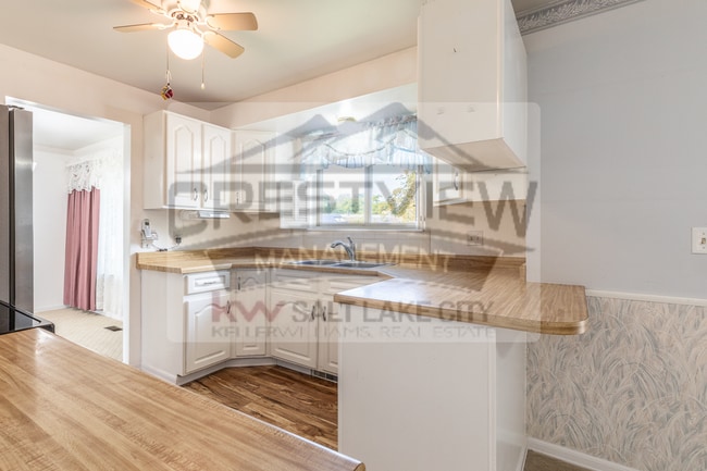 Building Photo - Charming East Sandy Home in a Prime Location