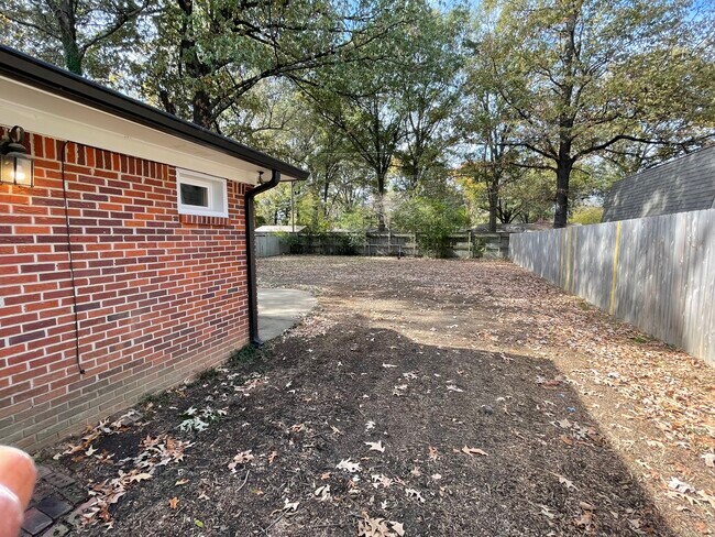 Building Photo - 1653 Colonial Rd