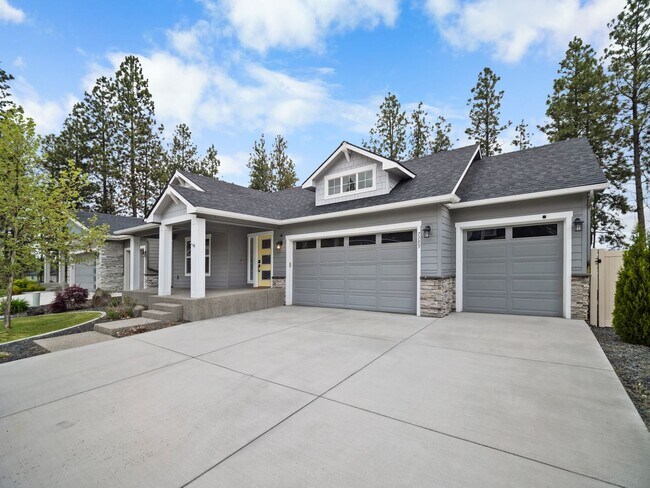 Building Photo - 4 bedroom Modern Home at Eagle Ridge Estates