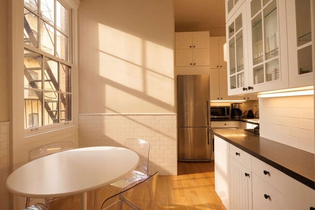 Building Photo - 3 E 9th St