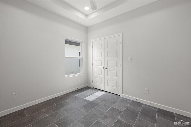 Building Photo - 1704 W Violet Dr