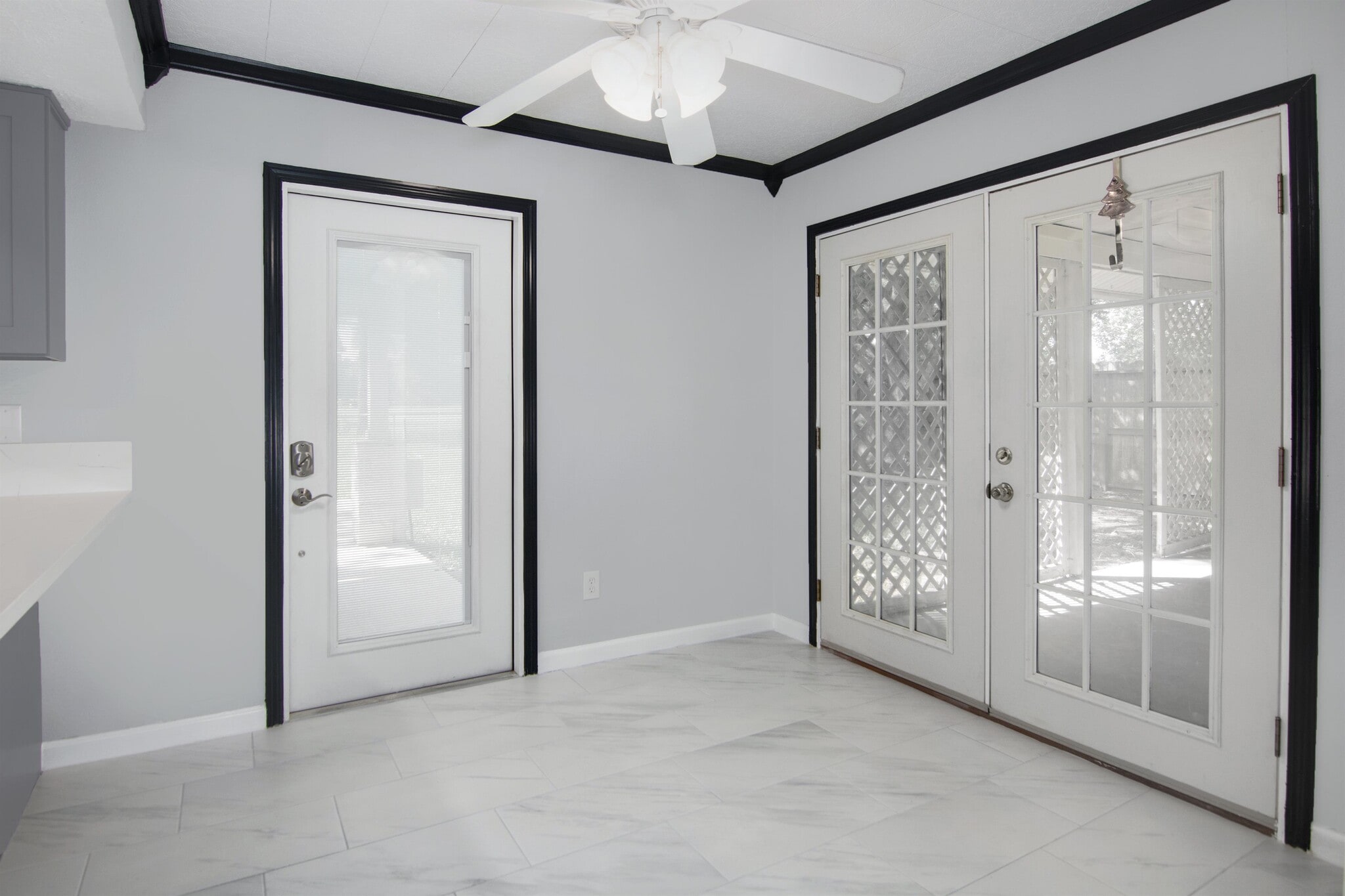 Building Photo - 255 E Castle Harbour Dr