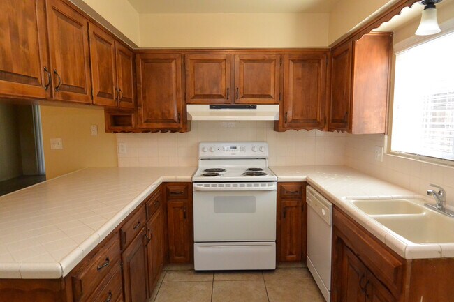 Building Photo - 3 Bedroom 2 Bathroom Home in SW Visalia close to shopping and restaurants!