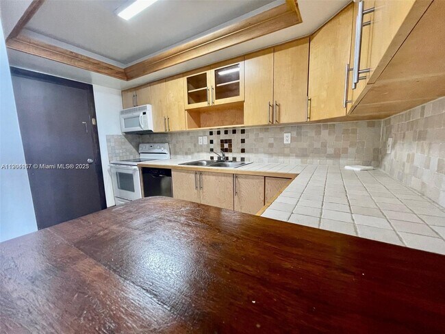 Building Photo - 18071 Biscayne Blvd