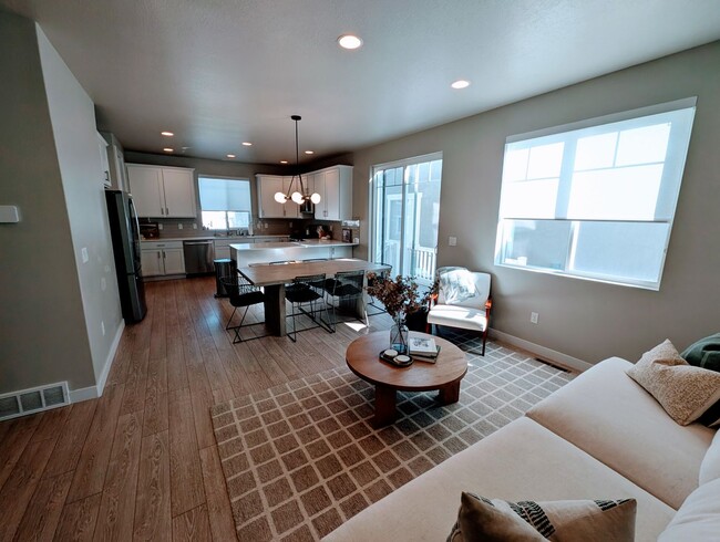 Building Photo - Lovely, spacious, newly built Lehi House!!