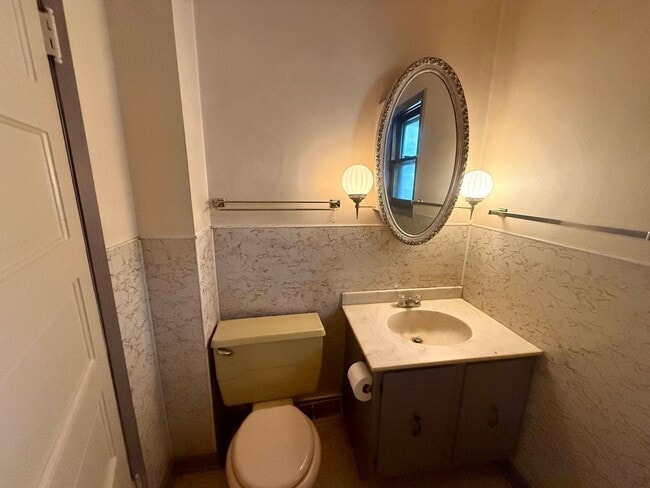 Building Photo - 909 S 6th Ave