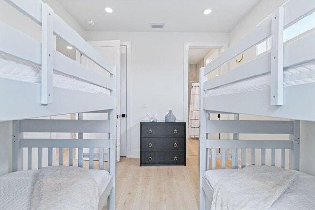 Building Photo - 68 Sarah St