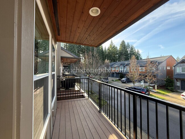 Building Photo - Charming 3 Bed, 2 Bath Townhome with Garage in Beautiful Sandy