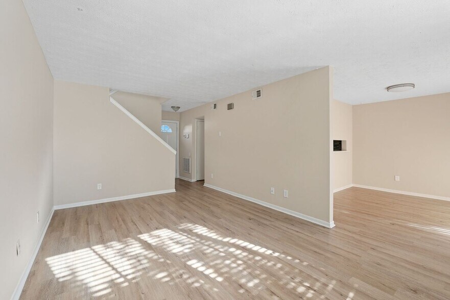 Building Photo - 293 Country Club Dr