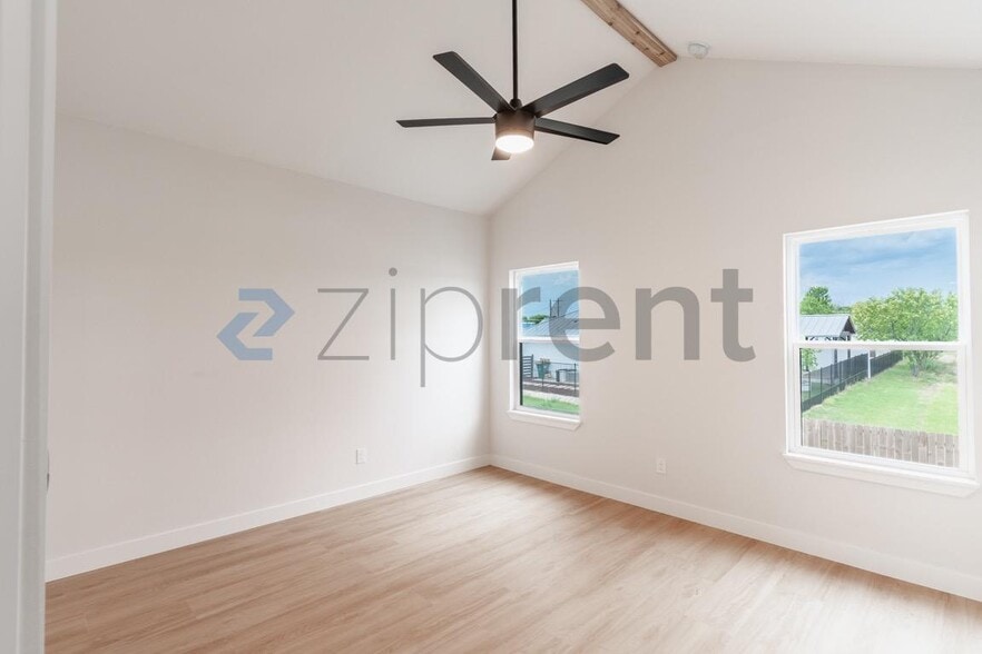 Building Photo - Unit A