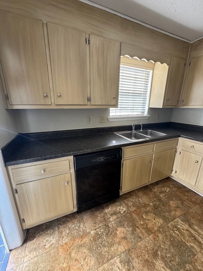 Building Photo - Spacious 2BR Townhome in Prime North of the River Location – Minutes from UA & Downtown