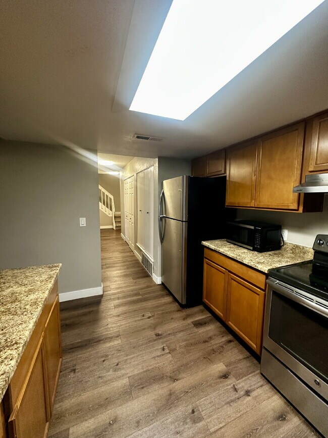 Building Photo - Spacious 3 Bed, 2.5 Bath  2 Story Condo in...