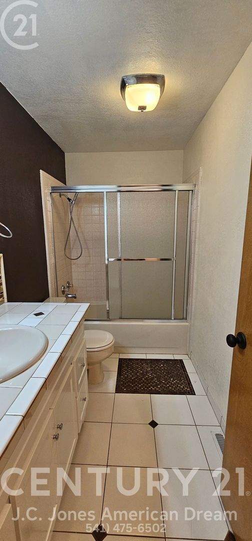 Building Photo - Single Family Home in NE Grants Pass with RV Parking