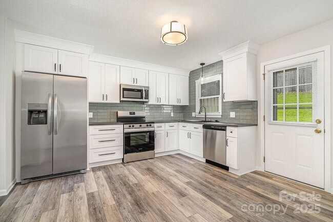 Building Photo - Fully Remodeled | 2BR/1.5BA Condo | Willowbrook