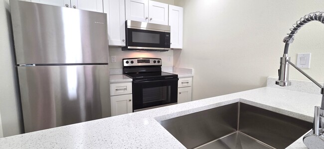 Building Photo - 926-912 12th Ave S