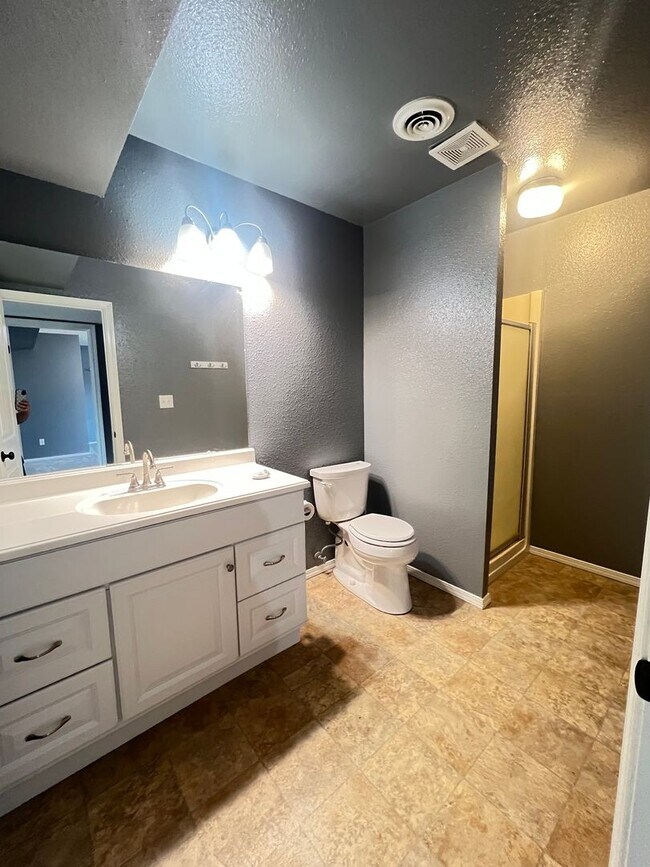 Building Photo - Beautiful 4 Bedroom Home!