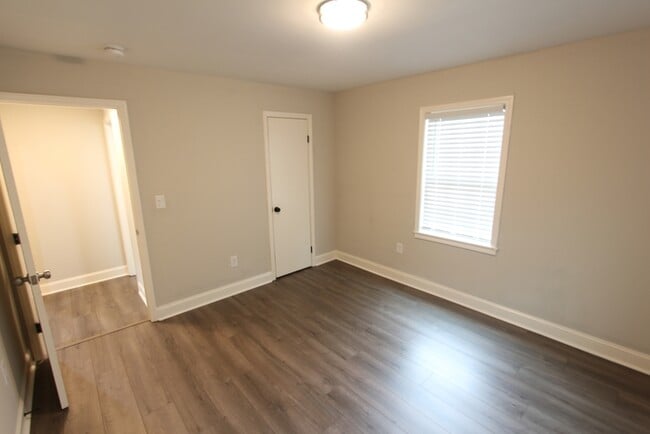 Building Photo - 305 Maple St
