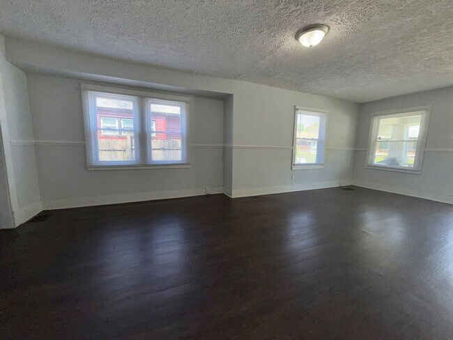 Building Photo - New Listing! 3BR/1BA home in North Brookside Park