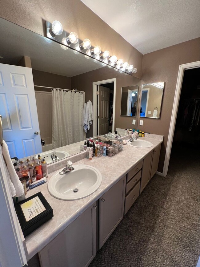 Building Photo - Beautiful 4 Bedroom Home In Wolf Creek Available in March!