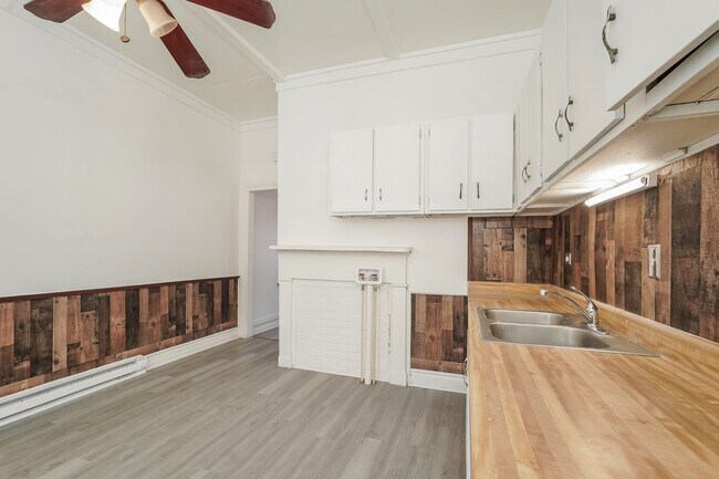 Building Photo - Quaint 2 bedroom located in historic Augusta!