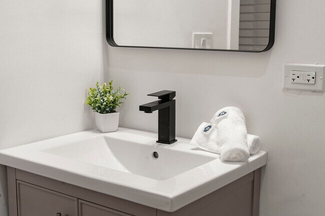 Building Photo - 1941 W Augusta Blvd