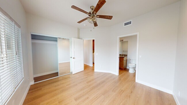 Building Photo - Move-in Special $500 Off*