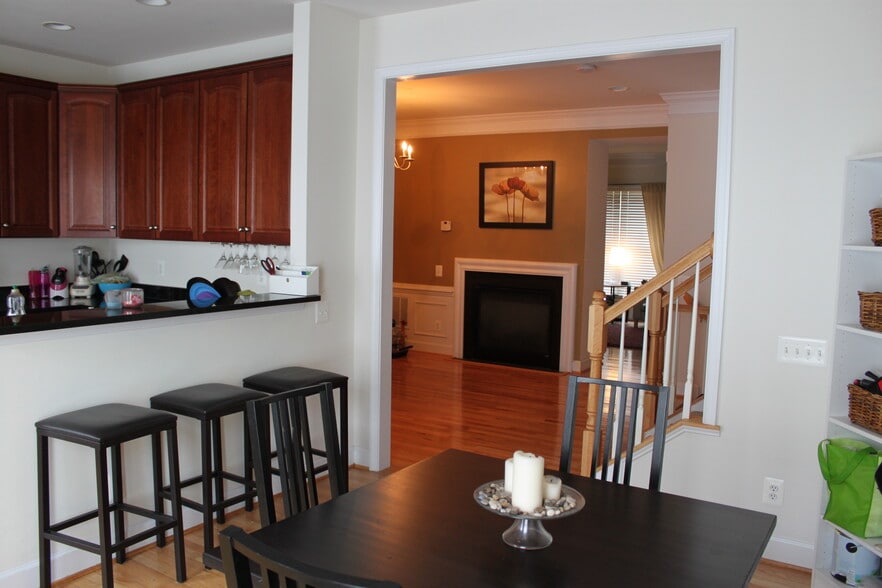 Shared dining area - 5995 Grand Pavilion Way