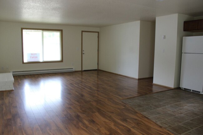 Building Photo - 3 or 4 bedroom, 2 bath updated home in Hillsboro near Intel Jones Farm