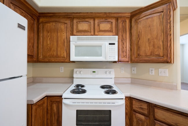 Building Photo - Five bedroom, three bath, 2,300 sq ft town...
