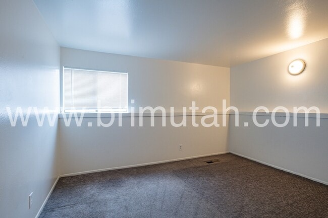 Building Photo - 292 100 E