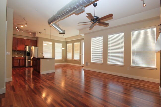 Building Photo - Gorgeous Corner Unit DTC Condo