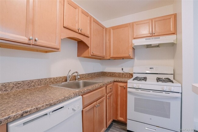 Building Photo - 3 Locust Ct