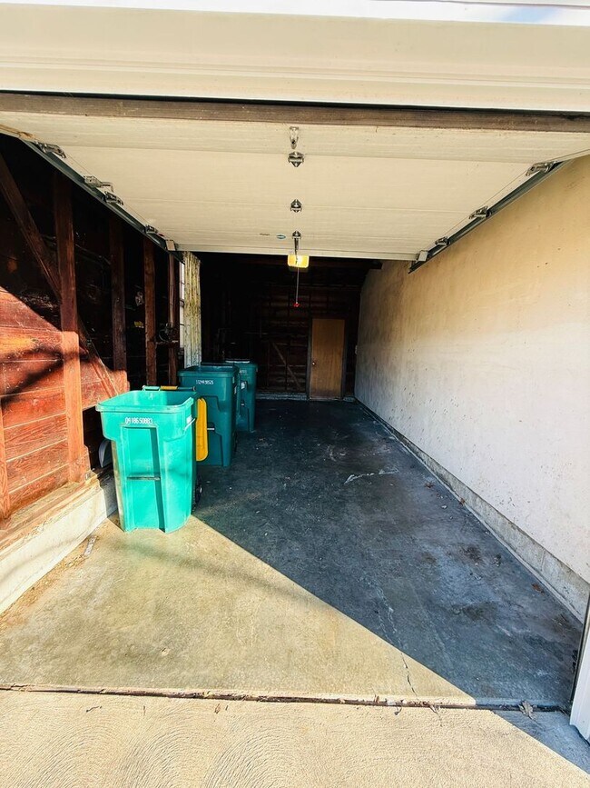 Building Photo - Spacious 3 bedroom home for Rent in Bellefontaine Neighbors