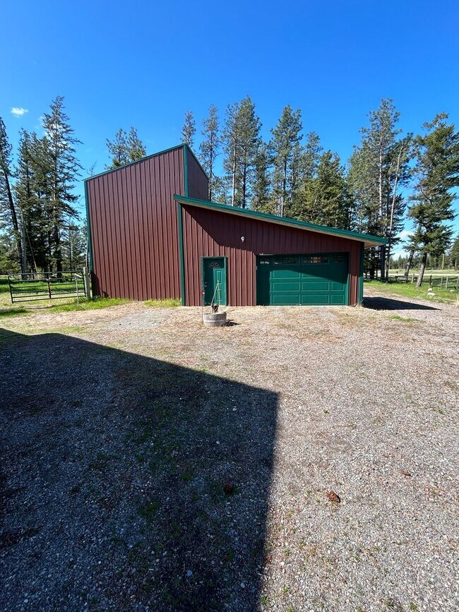 Building Photo - Beautiful 3 Bed, 2 Bath Home in Columbia Falls, MT - Close to Glacier National Park