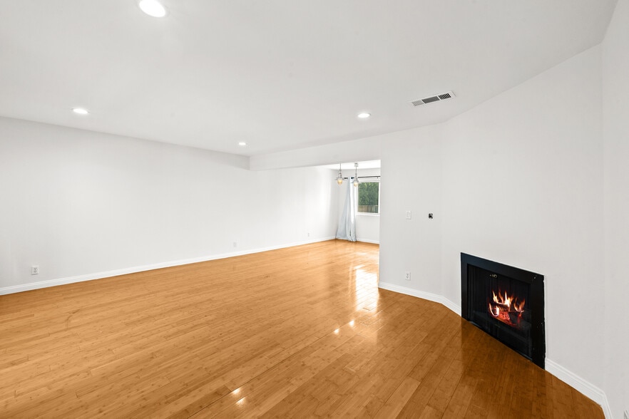 Building Photo - 18333 Hatteras St