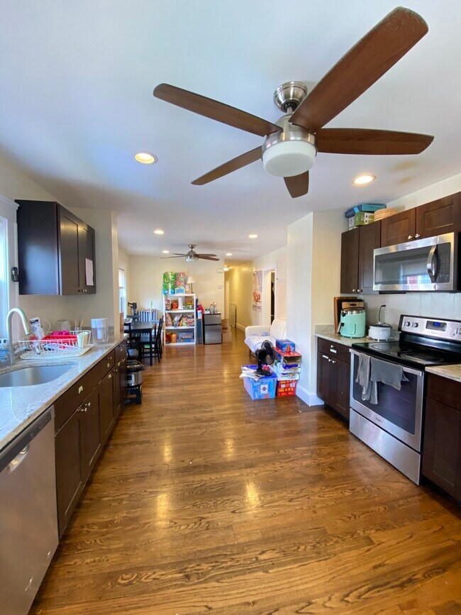 Building Photo - 117 Burget Ave