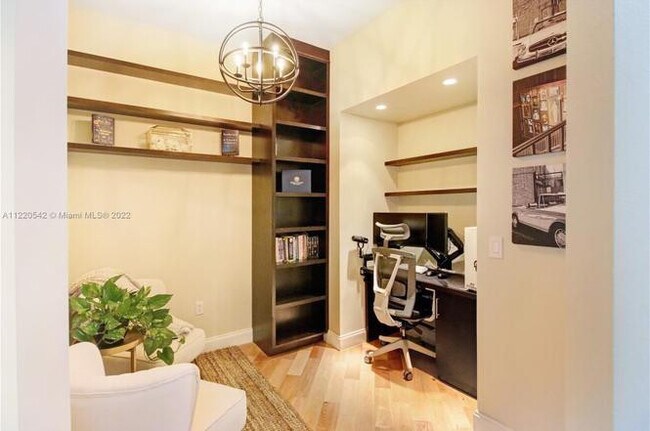 Building Photo - 520 SE 5 Ave