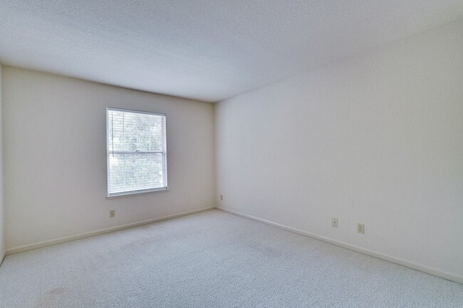 Building Photo - Lovely and spacious 3BR 2.5BA townhouse in...