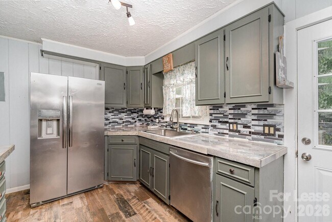 Building Photo - 1005 Home Trail