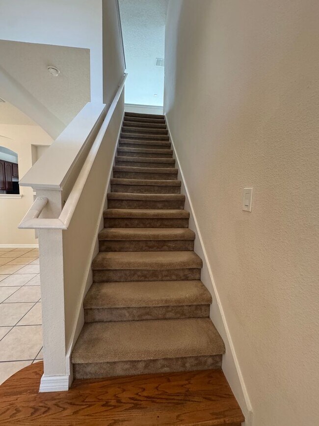 Building Photo - Spacious house with 6 bedrooms and 4.5 bathrooms to call home