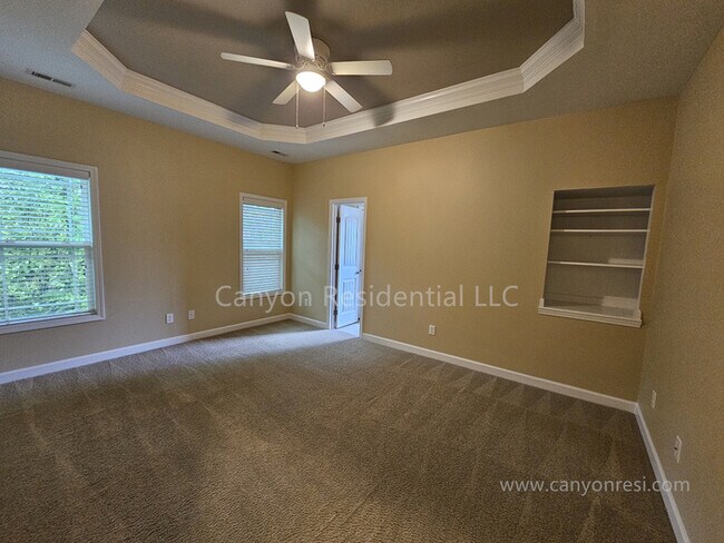Building Photo - 289 Hogart St