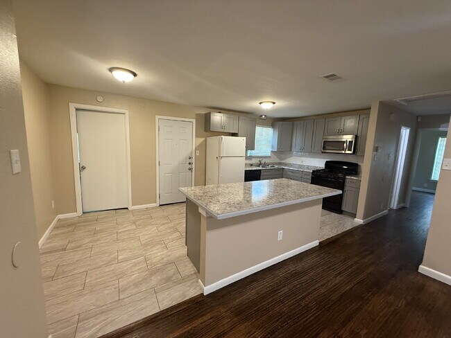 Building Photo - "Charming 4-Bedroom Dallas Retreat with 2 ...
