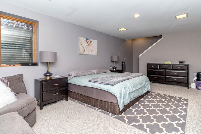Building Photo - Large SW CoMo Duplex - 4 bed - 2.5 bath