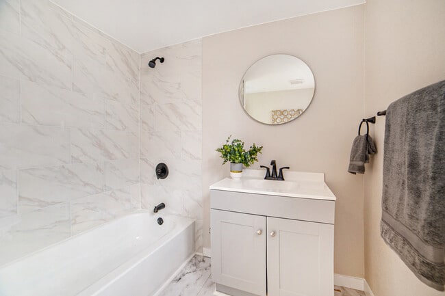 Building Photo - 720 W Washington St