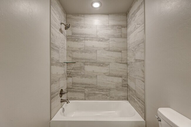 Building Photo - 721 League Cir