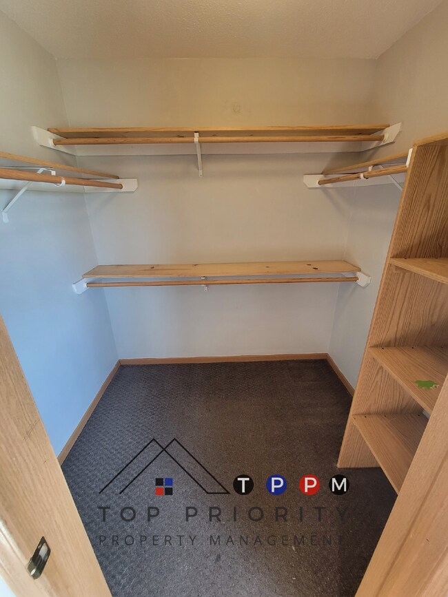 Building Photo - 2 Bedroom | 1 Bathroom Unit in Oelwein Ava...